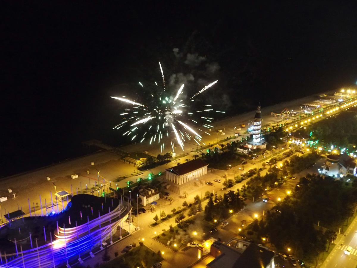 2Br Beachfront Batumi Apt Luxury & Sea Views Luaran gambar